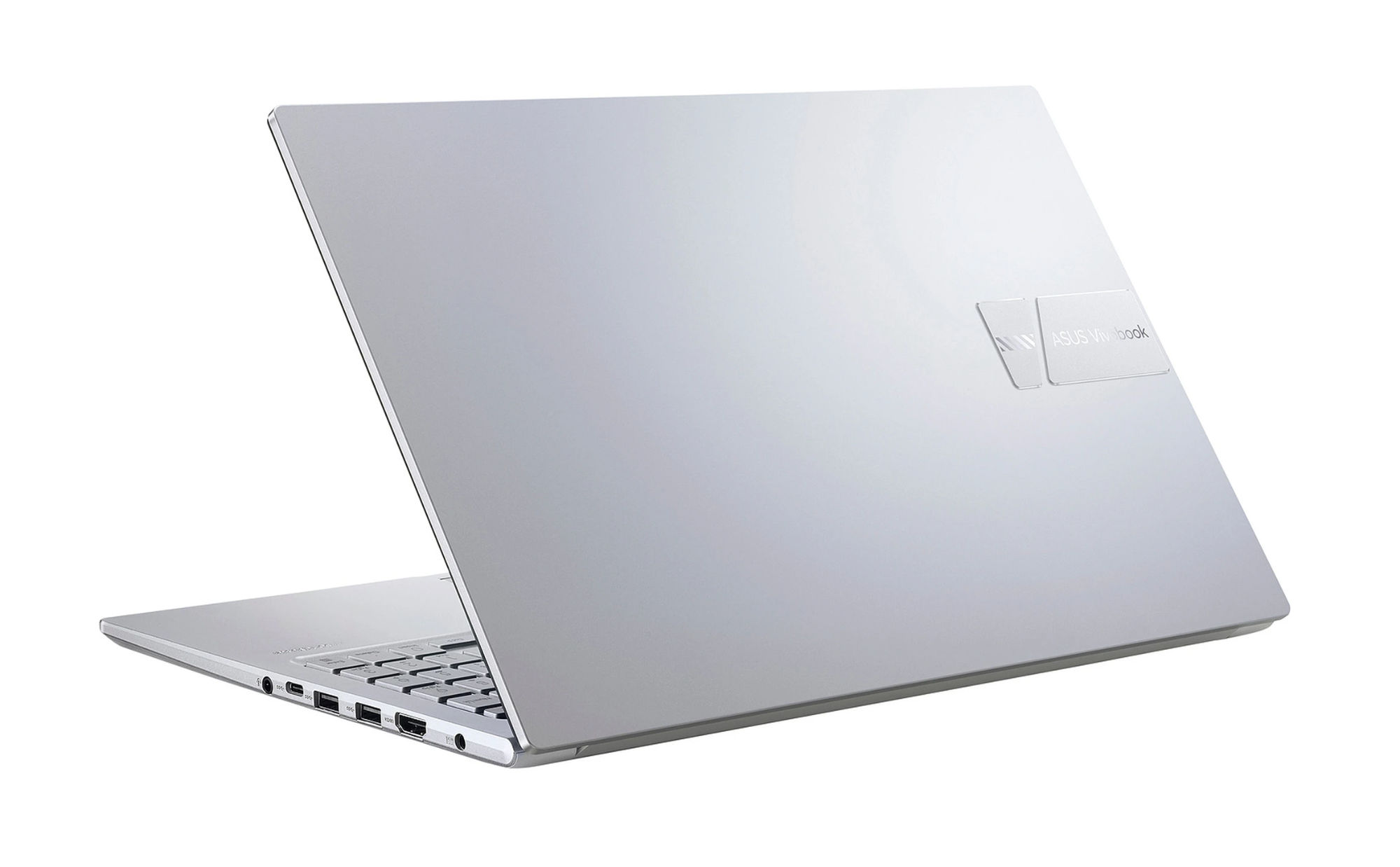 Design argent du Asus Vivobook 15 OLED S1505 et connectique latérale USB et HDMI Capot arrière argent du Asus Vivobook 15 OLED avec les ports visibles sur le côté