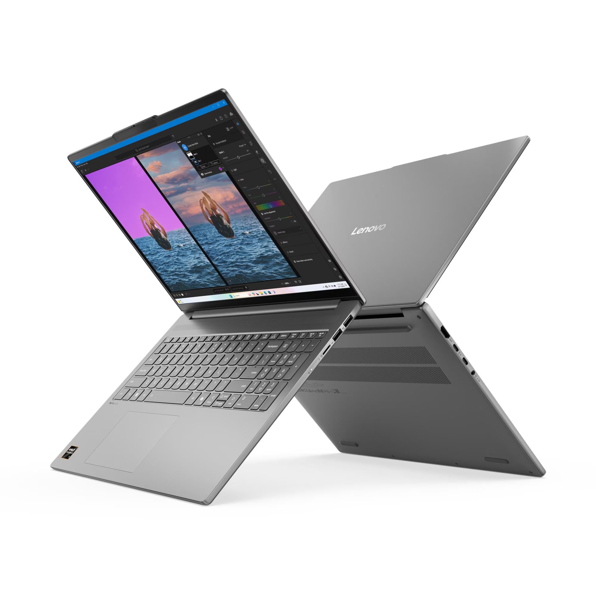 Design aluminium du Lenovo IdeaPad Slim 5 16AKP10, robuste et élégant Lenovo IdeaPad Slim 5 16AKP10 en position croisée montrant l’écran et l’arrière du châssis aluminium